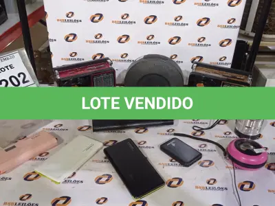 LOTE 202 - 02 RÁDIOS PORTÁTEIS 04 CARREGADORES DE CELULAR PORTÁTEIS E 03 CAIXINHAS DE SOM. (NO ESTADO) ATENÇÃO! FAZER A VISITAÇÃO ANTES DE ARREMATAR, NÃO SABEMOS SE FUNCIONA, LEILÃO NÃO TEM GARANTIA E NEM DEVOLUÇÃO, SUJEITO A POSSÍVEIS AVARIAS VISÍVEIS/OCULTAS E/OU AUSÊNCIA DE COMPONENTES.