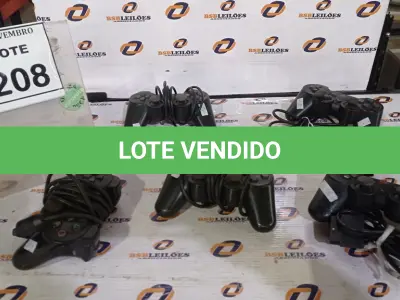 LOTE 208 - 05 JOYSTICKS DE PLAYSTATION. (NO ESTADO) ATENÇÃO! FAZER A VISITAÇÃO ANTES DE ARREMATAR, NÃO SABEMOS SE FUNCIONA, LEILÃO NÃO TEM GARANTIA E NEM DEVOLUÇÃO, SUJEITO A POSSÍVEIS AVARIAS VISÍVEIS/OCULTAS E/OU AUSÊNCIA DE COMPONENTES.