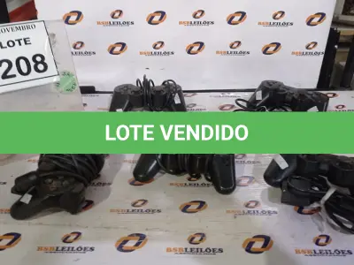 LOTE 208 - 05 JOYSTICKS DE PLAYSTATION. (NO ESTADO) ATENÇÃO! FAZER A VISITAÇÃO ANTES DE ARREMATAR, NÃO SABEMOS SE FUNCIONA, LEILÃO NÃO TEM GARANTIA E NEM DEVOLUÇÃO, SUJEITO A POSSÍVEIS AVARIAS VISÍVEIS/OCULTAS E/OU AUSÊNCIA DE COMPONENTES.