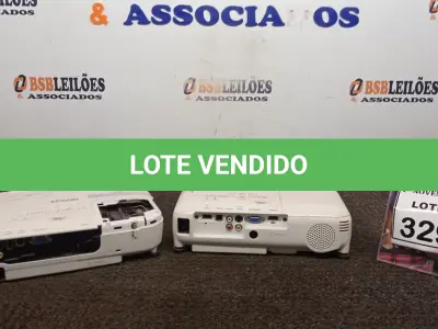 LOTE 329 - 02 PROJETORES MARCA EPSON PARA RETIRADA DE PEÇAS. (NO ESTADO) ATENÇÃO! FAZER A VISITAÇÃO ANTES DE ARREMATAR, NÃO SABEMOS SE FUNCIONA, LEILÃO NÃO TEM GARANTIA E NEM DEVOLUÇÃO, SUJEITO A POSSÍVEIS AVARIAS VISÍVEIS/OCULTAS E/OU AUSÊNCIA DE COMPONENTES.