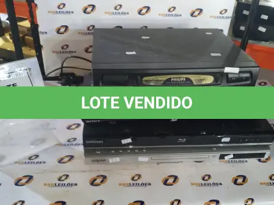 LOTE 413 - 01 APARELHO DE VÍDEO CASSETE, 01 APARELHO DE DVD E 02 APARELHOS BLU RAY MARCAS E MODELOS DIVERSOS. (NO ESTADO) ATENÇÃO! FAZER A VISITAÇÃO ANTES DE ARREMATAR, NÃO SABEMOS SE FUNCIONA, LEILÃO NÃO TEM GARANTIA E NEM DEVOLUÇÃO, SUJEITO A POSSÍVEIS AVARIAS VISÍVEIS/OCULTAS E/OU AUSÊNCIA DE COMPONENTES.