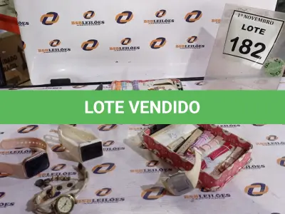 LOTE 182 - 03 SMART WATCH E VÁRIAS PULSEIRAS DE RELÓGIO. (NO ESTADO) ATENÇÃO! FAZER A VISITAÇÃO ANTES DE ARREMATAR, NÃO SABEMOS SE FUNCIONA, LEILÃO NÃO TEM GARANTIA E NEM DEVOLUÇÃO, SUJEITO A POSSÍVEIS AVARIAS VISÍVEIS/OCULTAS E/OU AUSÊNCIA DE COMPONENTES.