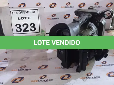 LOTE 323 - 01 FILMADORA MARCA SONY. (NO ESTADO) ATENÇÃO! FAZER A VISITAÇÃO ANTES DE ARREMATAR, NÃO SABEMOS SE FUNCIONA, LEILÃO NÃO TEM GARANTIA E NEM DEVOLUÇÃO, SUJEITO A POSSÍVEIS AVARIAS VISÍVEIS/OCULTAS E/OU AUSÊNCIA DE COMPONENTES.