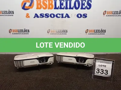 LOTE 333 - 02 PROJETORES MARCA EPSON PARA RETIRADA DE PEÇAS. (NO ESTADO) ATENÇÃO! FAZER A VISITAÇÃO ANTES DE ARREMATAR, NÃO SABEMOS SE FUNCIONA, LEILÃO NÃO TEM GARANTIA E NEM DEVOLUÇÃO, SUJEITO A POSSÍVEIS AVARIAS VISÍVEIS/OCULTAS E/OU AUSÊNCIA DE COMPONENTES.