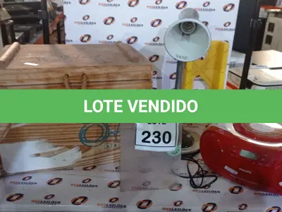 LOTE 230 - 01 RÁDIO PORTÁTIL, 01 LUMINÁRIA DE MESA, 01 CAIXA MEIA ESQUADRIA, 01 CORRENTE DE PLÁSTICO E 01 CAIXOTE DE MADEIRA. (NO ESTADO) ATENÇÃO! FAZER A VISITAÇÃO ANTES DE ARREMATAR, NÃO SABEMOS SE FUNCIONA, LEILÃO NÃO TEM GARANTIA E NEM DEVOLUÇÃO, SUJEITO A POSSÍVEIS AVARIAS VISÍVEIS/OCULTAS E/OU AUSÊNCIA DE COMPONENTES.