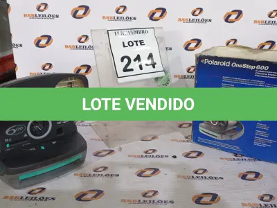 LOTE 214 - 01 CÂMERA INSTANTÂNEA MARCA POLAROID. (NO ESTADO) ATENÇÃO! FAZER A VISITAÇÃO ANTES DE ARREMATAR, NÃO SABEMOS SE FUNCIONA, LEILÃO NÃO TEM GARANTIA E NEM DEVOLUÇÃO, SUJEITO A POSSÍVEIS AVARIAS VISÍVEIS/OCULTAS E/OU AUSÊNCIA DE COMPONENTES.