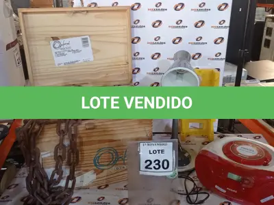 LOTE 230 - 01 RÁDIO PORTÁTIL, 01 LUMINÁRIA DE MESA, 01 CAIXA MEIA ESQUADRIA, 01 CORRENTE DE PLÁSTICO E 01 CAIXOTE DE MADEIRA. (NO ESTADO) ATENÇÃO! FAZER A VISITAÇÃO ANTES DE ARREMATAR, NÃO SABEMOS SE FUNCIONA, LEILÃO NÃO TEM GARANTIA E NEM DEVOLUÇÃO, SUJEITO A POSSÍVEIS AVARIAS VISÍVEIS/OCULTAS E/OU AUSÊNCIA DE COMPONENTES.