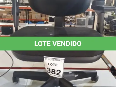 LOTE 382 - 01 CADEIRA GIRATÓRIA. (NO ESTADO) ATENÇÃO! FAZER A VISITAÇÃO ANTES DE ARREMATAR, NÃO SABEMOS SE FUNCIONA, LEILÃO NÃO TEM GARANTIA E NEM DEVOLUÇÃO, SUJEITO A POSSÍVEIS AVARIAS VISÍVEIS/OCULTAS E/OU AUSÊNCIA DE COMPONENTES.