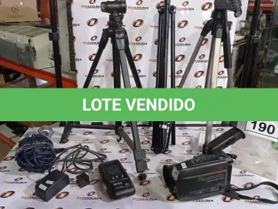 LOTE 190 - 01 FILMADORA MARCA PANASONIC COM 01 BATERIA, 03 TRIPÉS DE CÂMERAS E 02 MICROFONES. (NO ESTADO) ATENÇÃO! FAZER A VISITAÇÃO ANTES DE ARREMATAR, NÃO SABEMOS SE FUNCIONA, LEILÃO NÃO TEM GARANTIA E NEM DEVOLUÇÃO, SUJEITO A POSSÍVEIS AVARIAS VISÍVEIS/OCULTAS E/OU AUSÊNCIA DE COMPONENTES.