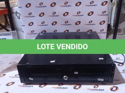 LOTE 351 - 01 GAVETA DE DINHEIRO. (NO ESTADO) ATENÇÃO! FAZER A VISITAÇÃO ANTES DE ARREMATAR, NÃO SABEMOS SE FUNCIONA, LEILÃO NÃO TEM GARANTIA E NEM DEVOLUÇÃO, SUJEITO A POSSÍVEIS AVARIAS VISÍVEIS/OCULTAS E/OU AUSÊNCIA DE COMPONENTES.