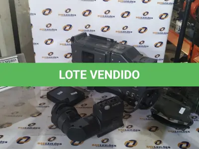 LOTE 384 - 01 CÂMERA FILMADORA MODELO DVCAM MARCA SONY. (NO ESTADO) ATENÇÃO! FAZER A VISITAÇÃO ANTES DE ARREMATAR, NÃO SABEMOS SE FUNCIONA, LEILÃO NÃO TEM GARANTIA E NEM DEVOLUÇÃO, SUJEITO A POSSÍVEIS AVARIAS VISÍVEIS/OCULTAS E/OU AUSÊNCIA DE COMPONENTES.