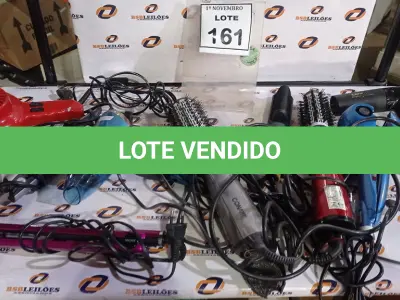 LOTE 161 - 01 LOTE COM VÁRIOS SECADORES DE CABELO, ESCOVAS DE CABELO ELÉTRICAS E CHAPINHAS MARCAS E MODELOS DIVERSOS. (NO ESTADO) ATENÇÃO! FAZER A VISITAÇÃO ANTES DE ARREMATAR, NÃO SABEMOS SE FUNCIONA, LEILÃO NÃO TEM GARANTIA E NEM DEVOLUÇÃO, SUJEITO A POSSÍVEIS AVARIAS VISÍVEIS/OCULTAS E/OU AUSÊNCIA DE COMPONENTES.