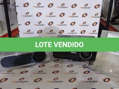 LOTE 140 - 02 PROJETORES MARCAS SONY E BENQ. (NO ESTADO) ATENÇÃO! FAZER A VISITAÇÃO ANTES DE ARREMATAR, NÃO SABEMOS SE FUNCIONA, LEILÃO NÃO TEM GARANTIA E NEM DEVOLUÇÃO, SUJEITO A POSSÍVEIS AVARIAS VISÍVEIS/OCULTAS E/OU AUSÊNCIA DE COMPONENTES.