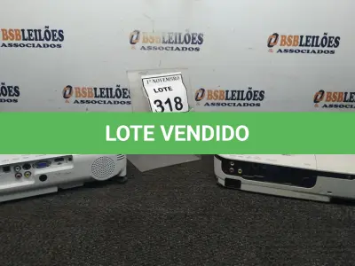 LOTE 318 - 02 PROJETORES MARCA EPSON. (NO ESTADO) ATENÇÃO! FAZER A VISITAÇÃO ANTES DE ARREMATAR, NÃO SABEMOS SE FUNCIONA, LEILÃO NÃO TEM GARANTIA E NEM DEVOLUÇÃO, SUJEITO A POSSÍVEIS AVARIAS VISÍVEIS/OCULTAS E/OU AUSÊNCIA DE COMPONENTES.