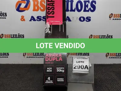 LOTE 290 - 01 ARARA DUPLA MONTÁVEL  AÇO INOX SUPORTA 30KL 4 PÉS COM RODINHAS  POSSUI TRAVAS  TAMANHO A1.60CM L 0,94CM. (NO ESTADO) ATENÇÃO! FAZER A VISITAÇÃO ANTES DE ARREMATAR, NÃO SABEMOS SE FUNCIONA, LEILÃO NÃO TEM GARANTIA E NEM DEVOLUÇÃO, SUJEITO A POSSÍVEIS AVARIAS VISÍVEIS/OCULTAS E/OU AUSÊNCIA DE COMPONENTES.