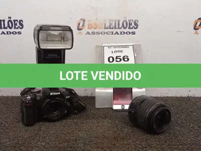 LOTE 056 - 01 MÁQUINA FOTOGRÁFICA DIGITAL MARCA NIKON MODELO D3000 COM LENTE, 01 FLASH E 01 IPHONE. (NO ESTADO) ATENÇÃO! FAZER A VISITAÇÃO ANTES DE ARREMATAR, NÃO SABEMOS SE FUNCIONA, LEILÃO NÃO TEM GARANTIA E NEM DEVOLUÇÃO, SUJEITO A POSSÍVEIS AVARIAS VISÍVEIS/OCULTAS E/OU AUSÊNCIA DE COMPONENTES.