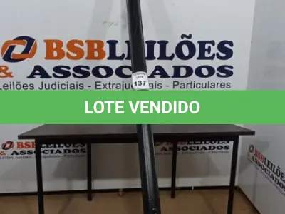 LOTE 137 - 01 TELA DE PROJEÇÃO RETRÁTIL ELÉTRICA. (NO ESTADO) ATENÇÃO! FAZER A VISITAÇÃO ANTES DE ARREMATAR, NÃO SABEMOS SE FUNCIONA, LEILÃO NÃO TEM GARANTIA E NEM DEVOLUÇÃO, SUJEITO A POSSÍVEIS AVARIAS VISÍVEIS/OCULTAS E/OU AUSÊNCIA DE COMPONENTES.