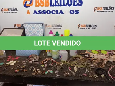 LOTE 488 - 01 LOTE COM COM COLARES, BRINCOS E GARRAFAS DE ÁGUA. (NO ESTADO) ATENÇÃO! FAZER A VISITAÇÃO ANTES DE ARREMATAR, NÃO SABEMOS SE FUNCIONA, LEILÃO NÃO TEM GARANTIA E NEM DEVOLUÇÃO, SUJEITO A POSSÍVEIS AVARIAS VISÍVEIS/OCULTAS E/OU AUSÊNCIA DE COMPONENTES.