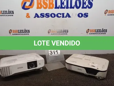 LOTE 311 - 02 PROJETORES MARCA EPSON PARA RETIRADA DE PEÇAS. (NO ESTADO) ATENÇÃO! FAZER A VISITAÇÃO ANTES DE ARREMATAR, NÃO SABEMOS SE FUNCIONA, LEILÃO NÃO TEM GARANTIA E NEM DEVOLUÇÃO, SUJEITO A POSSÍVEIS AVARIAS VISÍVEIS/OCULTAS E/OU AUSÊNCIA DE COMPONENTES.