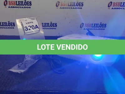 LOTE 320 - 01 PROJETOR MARCA NEC COM CABOS. (NO ESTADO) ATENÇÃO! FAZER A VISITAÇÃO ANTES DE ARREMATAR, NÃO SABEMOS SE FUNCIONA, LEILÃO NÃO TEM GARANTIA E NEM DEVOLUÇÃO, SUJEITO A POSSÍVEIS AVARIAS VISÍVEIS/OCULTAS E/OU AUSÊNCIA DE COMPONENTES.