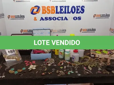 LOTE 488 - 01 LOTE COM COM COLARES, BRINCOS E GARRAFAS DE ÁGUA. (NO ESTADO) ATENÇÃO! FAZER A VISITAÇÃO ANTES DE ARREMATAR, NÃO SABEMOS SE FUNCIONA, LEILÃO NÃO TEM GARANTIA E NEM DEVOLUÇÃO, SUJEITO A POSSÍVEIS AVARIAS VISÍVEIS/OCULTAS E/OU AUSÊNCIA DE COMPONENTES.