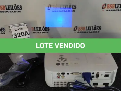 LOTE 320 - 01 PROJETOR MARCA NEC COM CABOS. (NO ESTADO) ATENÇÃO! FAZER A VISITAÇÃO ANTES DE ARREMATAR, NÃO SABEMOS SE FUNCIONA, LEILÃO NÃO TEM GARANTIA E NEM DEVOLUÇÃO, SUJEITO A POSSÍVEIS AVARIAS VISÍVEIS/OCULTAS E/OU AUSÊNCIA DE COMPONENTES.