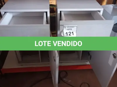 LOTE 121 - 02 ARMÁRIOS BAIXOS COM 01 GAVETA E SUPORTE PARA CPU. (NO ESTADO) ATENÇÃO! FAZER A VISITAÇÃO ANTES DE ARREMATAR, NÃO SABEMOS SE FUNCIONA, LEILÃO NÃO TEM GARANTIA E NEM DEVOLUÇÃO, SUJEITO A POSSÍVEIS AVARIAS VISÍVEIS/OCULTAS E/OU AUSÊNCIA DE COMPONENTES.
