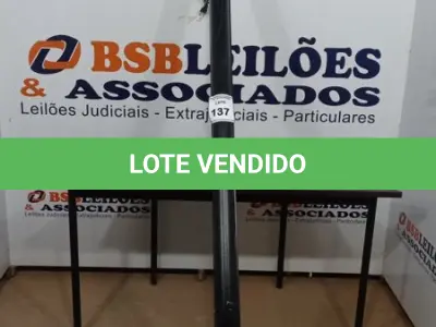 LOTE 137 - 01 TELA DE PROJEÇÃO RETRÁTIL ELÉTRICA. (NO ESTADO) ATENÇÃO! FAZER A VISITAÇÃO ANTES DE ARREMATAR, NÃO SABEMOS SE FUNCIONA, LEILÃO NÃO TEM GARANTIA E NEM DEVOLUÇÃO, SUJEITO A POSSÍVEIS AVARIAS VISÍVEIS/OCULTAS E/OU AUSÊNCIA DE COMPONENTES.