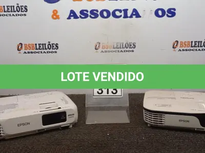 LOTE 313 - 02 PROJETORES MARCA EPSON PARA RETIRADA DE PEÇAS. (NO ESTADO) ATENÇÃO! FAZER A VISITAÇÃO ANTES DE ARREMATAR, NÃO SABEMOS SE FUNCIONA, LEILÃO NÃO TEM GARANTIA E NEM DEVOLUÇÃO, SUJEITO A POSSÍVEIS AVARIAS VISÍVEIS/OCULTAS E/OU AUSÊNCIA DE COMPONENTES.