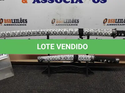 LOTE 350 - 03 ESPADAS KATANA ORNAMENTAL COM SUPORTE. (NO ESTADO) ATENÇÃO! FAZER A VISITAÇÃO ANTES DE ARREMATAR, NÃO SABEMOS SE FUNCIONA, LEILÃO NÃO TEM GARANTIA E NEM DEVOLUÇÃO, SUJEITO A POSSÍVEIS AVARIAS VISÍVEIS/OCULTAS E/OU AUSÊNCIA DE COMPONENTES.