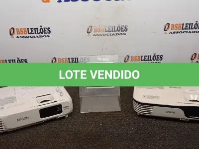 LOTE 313 - 02 PROJETORES MARCA EPSON PARA RETIRADA DE PEÇAS. (NO ESTADO) ATENÇÃO! FAZER A VISITAÇÃO ANTES DE ARREMATAR, NÃO SABEMOS SE FUNCIONA, LEILÃO NÃO TEM GARANTIA E NEM DEVOLUÇÃO, SUJEITO A POSSÍVEIS AVARIAS VISÍVEIS/OCULTAS E/OU AUSÊNCIA DE COMPONENTES.