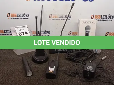 LOTE 074 - 02 RÁDIOS COMUNICADORES COM 01 CARREGADOR, 01 MICROFONE DE MESA, 01 MICROFONE PROFISSIONAL E 01 LANTERNA. (NO ESTADO) ATENÇÃO! FAZER A VISITAÇÃO ANTES DE ARREMATAR, NÃO SABEMOS SE FUNCIONA, LEILÃO NÃO TEM GARANTIA E NEM DEVOLUÇÃO, SUJEITO A POSSÍVEIS AVARIAS VISÍVEIS/OCULTAS E/OU AUSÊNCIA DE COMPONENTES.