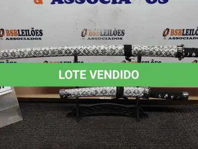 LOTE 350 - 03 ESPADAS KATANA ORNAMENTAL COM SUPORTE. (NO ESTADO) ATENÇÃO! FAZER A VISITAÇÃO ANTES DE ARREMATAR, NÃO SABEMOS SE FUNCIONA, LEILÃO NÃO TEM GARANTIA E NEM DEVOLUÇÃO, SUJEITO A POSSÍVEIS AVARIAS VISÍVEIS/OCULTAS E/OU AUSÊNCIA DE COMPONENTES.