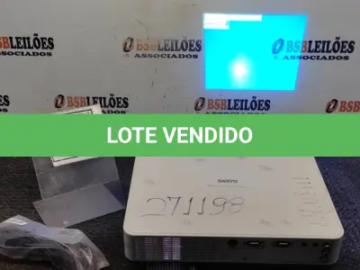LOTE 450 - 01 PROJETOR MARCA SANYO COM CABOS. (NO ESTADO) ATENÇÃO! FAZER A VISITAÇÃO ANTES DE ARREMATAR, NÃO SABEMOS SE FUNCIONA, LEILÃO NÃO TEM GARANTIA E NEM DEVOLUÇÃO, SUJEITO A POSSÍVEIS AVARIAS VISÍVEIS/OCULTAS E/OU AUSÊNCIA DE COMPONENTES.