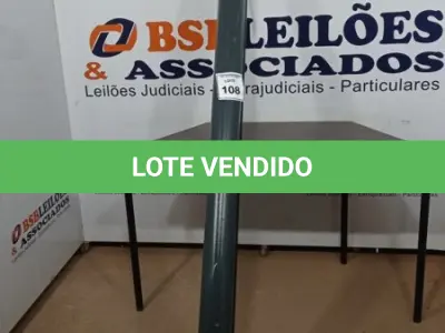 LOTE 108 - 01 TELA DE PROJEÇÃO RETRÁTIL ELÉTRICA. (NO ESTADO) ATENÇÃO! FAZER A VISITAÇÃO ANTES DE ARREMATAR, NÃO SABEMOS SE FUNCIONA, LEILÃO NÃO TEM GARANTIA E NEM DEVOLUÇÃO, SUJEITO A POSSÍVEIS AVARIAS VISÍVEIS/OCULTAS E/OU AUSÊNCIA DE COMPONENTES.