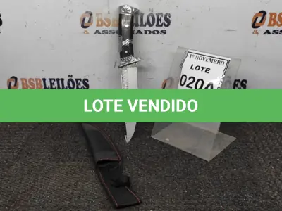 LOTE 020 - 01 FACA IMPORTADA AÇO INOXIDÁVEL CABO EM MADEIRA COM GUARDA E POMO FULL TANG BAINHA DE NYLON TAMANHO TOTAL 30CM PESO 288G JÁ AFIADA  