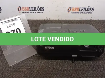 LOTE 070 - 01 PROJETOR MARCA EPSON. (NO ESTADO) ATENÇÃO! FAZER A VISITAÇÃO ANTES DE ARREMATAR, NÃO SABEMOS SE FUNCIONA, LEILÃO NÃO TEM GARANTIA E NEM DEVOLUÇÃO, SUJEITO A POSSÍVEIS AVARIAS VISÍVEIS/OCULTAS E/OU AUSÊNCIA DE COMPONENTES.