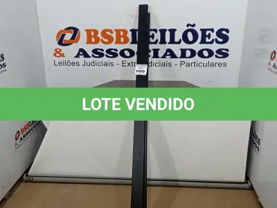 LOTE 099 - 01 TELA DE PROJEÇÃO RETRÁTIL. (NO ESTADO) ATENÇÃO! FAZER A VISITAÇÃO ANTES DE ARREMATAR, NÃO SABEMOS SE FUNCIONA, LEILÃO NÃO TEM GARANTIA E NEM DEVOLUÇÃO, SUJEITO A POSSÍVEIS AVARIAS VISÍVEIS/OCULTAS E/OU AUSÊNCIA DE COMPONENTES.