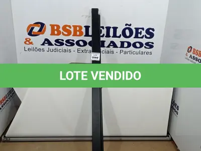 LOTE 099 - 01 TELA DE PROJEÇÃO RETRÁTIL. (NO ESTADO) ATENÇÃO! FAZER A VISITAÇÃO ANTES DE ARREMATAR, NÃO SABEMOS SE FUNCIONA, LEILÃO NÃO TEM GARANTIA E NEM DEVOLUÇÃO, SUJEITO A POSSÍVEIS AVARIAS VISÍVEIS/OCULTAS E/OU AUSÊNCIA DE COMPONENTES.