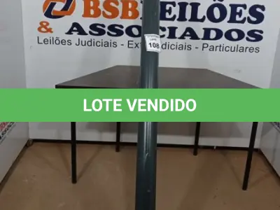 LOTE 108 - 01 TELA DE PROJEÇÃO RETRÁTIL ELÉTRICA. (NO ESTADO) ATENÇÃO! FAZER A VISITAÇÃO ANTES DE ARREMATAR, NÃO SABEMOS SE FUNCIONA, LEILÃO NÃO TEM GARANTIA E NEM DEVOLUÇÃO, SUJEITO A POSSÍVEIS AVARIAS VISÍVEIS/OCULTAS E/OU AUSÊNCIA DE COMPONENTES.