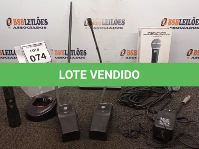LOTE 074 - 02 RÁDIOS COMUNICADORES COM 01 CARREGADOR, 01 MICROFONE DE MESA, 01 MICROFONE PROFISSIONAL E 01 LANTERNA. (NO ESTADO) ATENÇÃO! FAZER A VISITAÇÃO ANTES DE ARREMATAR, NÃO SABEMOS SE FUNCIONA, LEILÃO NÃO TEM GARANTIA E NEM DEVOLUÇÃO, SUJEITO A POSSÍVEIS AVARIAS VISÍVEIS/OCULTAS E/OU AUSÊNCIA DE COMPONENTES.