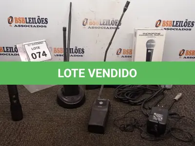 LOTE 074 - 02 RÁDIOS COMUNICADORES COM 01 CARREGADOR, 01 MICROFONE DE MESA, 01 MICROFONE PROFISSIONAL E 01 LANTERNA. (NO ESTADO) ATENÇÃO! FAZER A VISITAÇÃO ANTES DE ARREMATAR, NÃO SABEMOS SE FUNCIONA, LEILÃO NÃO TEM GARANTIA E NEM DEVOLUÇÃO, SUJEITO A POSSÍVEIS AVARIAS VISÍVEIS/OCULTAS E/OU AUSÊNCIA DE COMPONENTES.