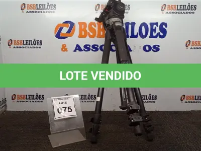 LOTE 075 - 01 TRIPÉ PARA CÂMERAS MARCA MANFROTTO. (NO ESTADO) ATENÇÃO! FAZER A VISITAÇÃO ANTES DE ARREMATAR, NÃO SABEMOS SE FUNCIONA, LEILÃO NÃO TEM GARANTIA E NEM DEVOLUÇÃO, SUJEITO A POSSÍVEIS AVARIAS VISÍVEIS/OCULTAS E/OU AUSÊNCIA DE COMPONENTES.