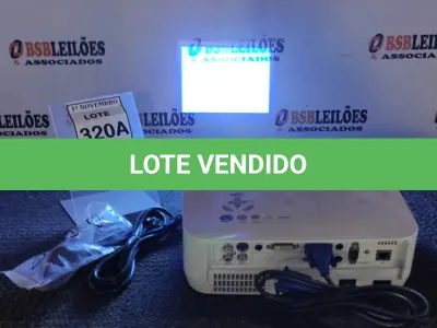 LOTE 320 - 01 PROJETOR MARCA NEC COM CABOS. (NO ESTADO) ATENÇÃO! FAZER A VISITAÇÃO ANTES DE ARREMATAR, NÃO SABEMOS SE FUNCIONA, LEILÃO NÃO TEM GARANTIA E NEM DEVOLUÇÃO, SUJEITO A POSSÍVEIS AVARIAS VISÍVEIS/OCULTAS E/OU AUSÊNCIA DE COMPONENTES.