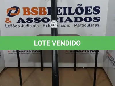 LOTE 137 - 01 TELA DE PROJEÇÃO RETRÁTIL ELÉTRICA. (NO ESTADO) ATENÇÃO! FAZER A VISITAÇÃO ANTES DE ARREMATAR, NÃO SABEMOS SE FUNCIONA, LEILÃO NÃO TEM GARANTIA E NEM DEVOLUÇÃO, SUJEITO A POSSÍVEIS AVARIAS VISÍVEIS/OCULTAS E/OU AUSÊNCIA DE COMPONENTES.