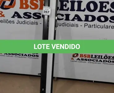LOTE 257 - 01 TELA DE PROJEÇÃO RETRÁTIL. (NO ESTADO) ATENÇÃO! FAZER A VISITAÇÃO ANTES DE ARREMATAR, NÃO SABEMOS SE FUNCIONA, LEILÃO NÃO TEM GARANTIA E NEM DEVOLUÇÃO, SUJEITO A POSSÍVEIS AVARIAS VISÍVEIS/OCULTAS E/OU AUSÊNCIA DE COMPONENTES.