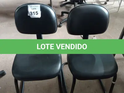 LOTE 315 - 02 CADEIRAS DE ESCRITÓRIO. (NO ESTADO) ATENÇÃO! FAZER A VISITAÇÃO ANTES DE ARREMATAR, NÃO SABEMOS SE FUNCIONA, LEILÃO NÃO TEM GARANTIA E NEM DEVOLUÇÃO, SUJEITO A POSSÍVEIS AVARIAS VISÍVEIS/OCULTAS E/OU AUSÊNCIA DE COMPONENTES.