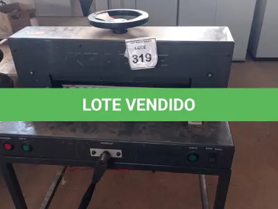 LOTE 319 - 01 GUILHOTINA GRÁFICA MODELO GK1060 220V MARCA KRAUSE. (NO ESTADO) ATENÇÃO! FAZER A VISITAÇÃO ANTES DE ARREMATAR, NÃO SABEMOS SE FUNCIONA, LEILÃO NÃO TEM GARANTIA E NEM DEVOLUÇÃO, SUJEITO A POSSÍVEIS AVARIAS VISÍVEIS/OCULTAS E/OU AUSÊNCIA DE COMPONENTES.
