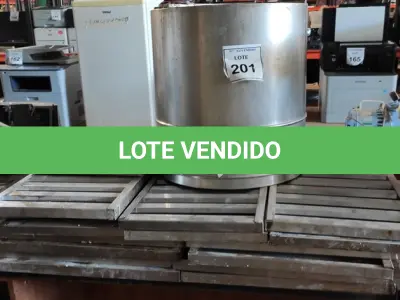 LOTE 201 - 01 LIXEIRA INOX E VÁRIAS TAMPAS DE BALCÃO EXPOSITOR. (NO ESTADO) ATENÇÃO! FAZER A VISITAÇÃO ANTES DE ARREMATAR, NÃO SABEMOS SE FUNCIONA, LEILÃO NÃO TEM GARANTIA E NEM DEVOLUÇÃO, SUJEITO A POSSÍVEIS AVARIAS VISÍVEIS/OCULTAS E/OU AUSÊNCIA DE COMPONENTES.