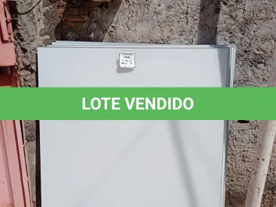 LOTE 375 - 05 PAINÉIS DE VIDRO NA COR BRANCO DE 1,32X1,19. (NO ESTADO) ATENÇÃO! FAZER A VISITAÇÃO ANTES DE ARREMATAR, NÃO SABEMOS SE FUNCIONA, LEILÃO NÃO TEM GARANTIA E NEM DEVOLUÇÃO, SUJEITO A POSSÍVEIS AVARIAS VISÍVEIS/OCULTAS E/OU AUSÊNCIA DE COMPONENTES.